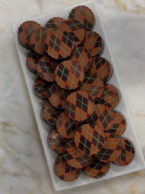 📸 Truffle Spotlight 📸 The Argyle 🏴󠁧󠁢󠁳󠁣󠁴󠁿
Dark Chocolate 
Honey and Ginger
Scotch Whisky 
It’s smoothness brings you right to the Scottish moors and a cozy outdoor fire. 
The whisky fills your mouth without overpowering the other flavors coming from hiney, ginger, and rich chocolate. 

#argyle #whiskytruffle #scottishtruffle #stargazerfinechocolatesandcoffeebar #denverchocolate