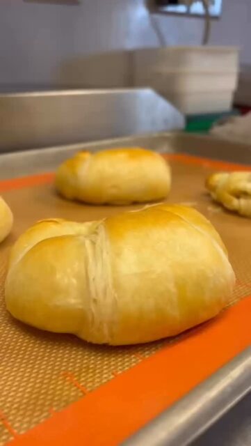 🥐 🍪 The Crookie 🍪 🥐 
They have been selling out faster than we can make them. It’s truly a combination of the best of both worlds- buttery light and flaky with sweet crunchy and chocolaty goodness. 

Have you tried it yet?

#stargazerfinechocolatesandcoffeebar #crookie #crookies #denverchocolate #chocolateshop