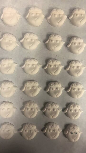 🐑 Our Sheep Krispies 🐑 are ready to be added to your Easter basket! 

#easterchocolate #stargazerfinechocolatesandcoffeebar #denverchocolate #chocolateshop #denverfamilybusiness