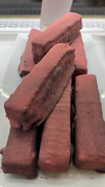 🍓🍫Last Batch of the Season 🍫🍓
We just finished our last bacon’s the Strawberry Temptress! She is the perfect treat for the spring season with delicious strawberry pate-de-fruit, almond crisp, and vanilla honey nougat wrapped in a dark chocolate shell. 
The perfect alternative to chocolate covered strawberries. 

#strawberrytemptress #stargazerfinechocolatesandcoffeebar #denverchocolate #chocolateshop #denverfamilybusiness