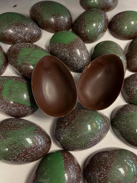Our delicious chocolate eggs just got filled up with peanut butter, lime marshmallow, or cookies and cream.
Yummy 😋
Which is your favorite flavor?