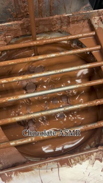 It’s a snowy cozy day and our chocolate is spinning and churning.
#artisanchocolate #stargazerfinechocolatesandcoffeebar #denverchocolate #denversmallbusiness #denverfamilybusiness