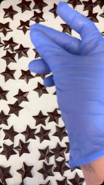 And just like that!
Dark chocolate stars turn gold just for you!
Come and snag some for yourself!
#stargazerfinechocolates #denverchocolate #chocolateshop #denversmallbusiness #chocolatestars