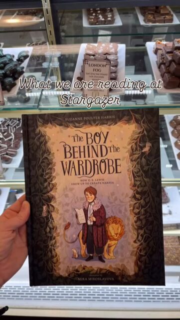 π What we are reading at Stargazerβ¦
The Boy Behind the Wardrobe by @suzannepoulterharris and @miramiroslavova
Journal of a Novel by John Steinbeck
The Q by @bethbrower
Offer It Up by @megan_hjelmstad
Always Remember by @charliemackesy
In Search of the Human Face by Luigi Giussani
What are you reading?
#booksandchocolate #booksandcoffee #stargazerfinechocolates #denverchocolate #bookstagram
