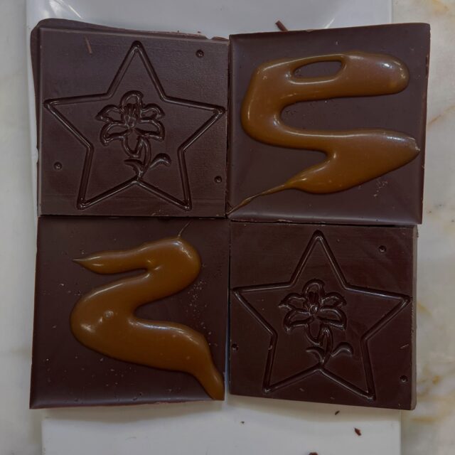 🍄🟫 Truffle Chocolate 🍄🟫
We tried something a little wild and added @savorylowry’s October spice- Italian Truffle Salt to our dark chocolate. Turns out, it was fabulous! It added savory and earthy tones to our rich dark chocolate from @guittardchocolate for a truly unique pairing.
Will we be making a Truffle Truffle?!
#trufflechocolate #stargazerfinechocolates #denverchocolate #chocolateshop #familybusiness